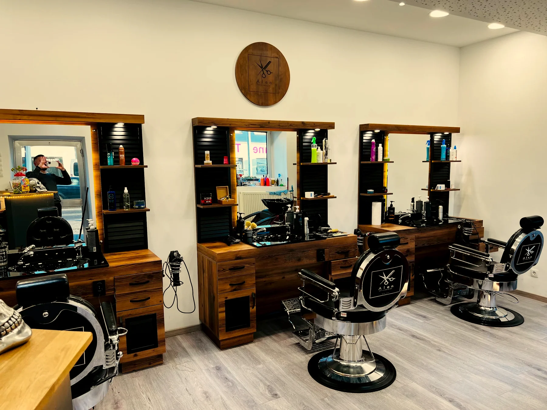 Innenansicht des Friseursalon Alen mit modernen Barber-Stühlen
